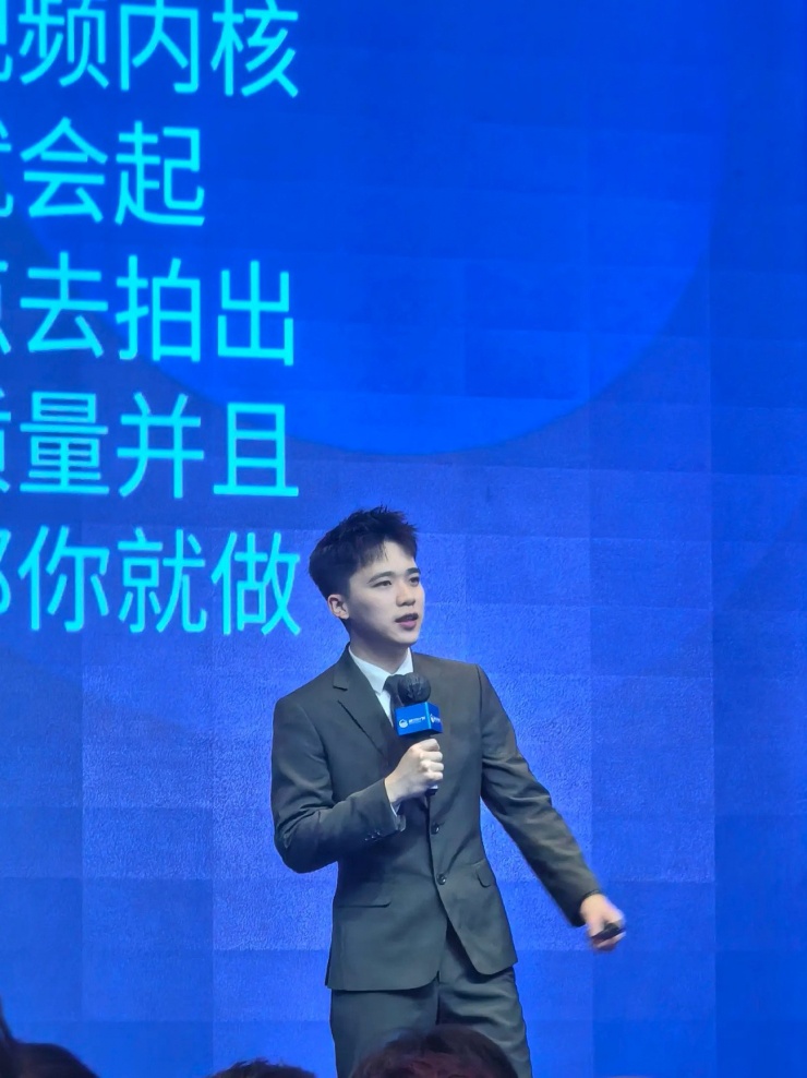 Tiểu Trương thường góp mặt trong các buổi chia sẻ về định hình phong cách cá nhân và bí quyết xây dựng nội dung thu hút.