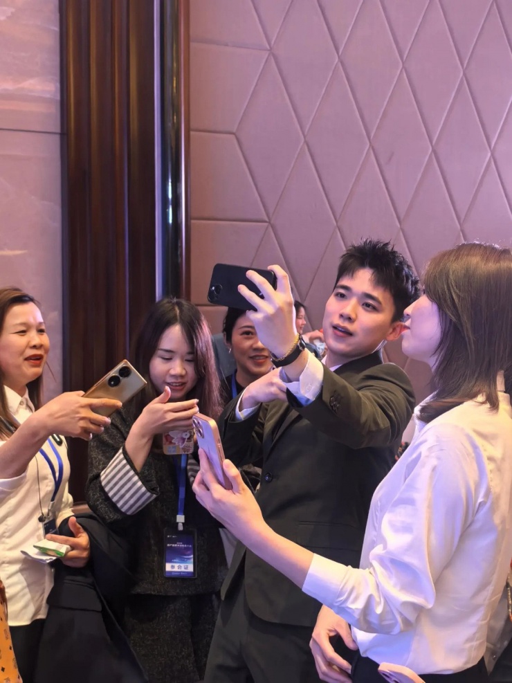 Chính những yếu tố này đã giúp anh trở thành "ngôi sao nhỏ" trong giới bất động sản, thậm chí là "thần tượng" của nhiều nhà sáng tạo nội dung cùng lĩnh vực.