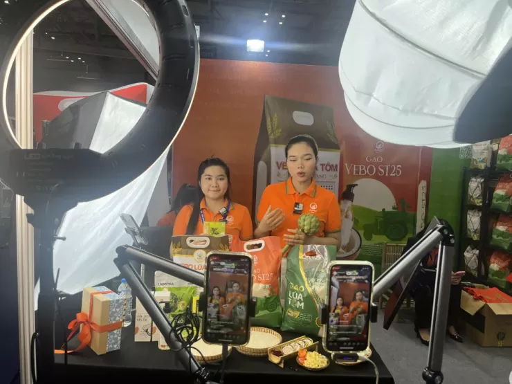 Doanh nghiệp tranh thủ livestream bán hàng khi tham gia triển lãm quốc tế ngành lương thực thực phẩm. Ảnh: TÚ UYÊN