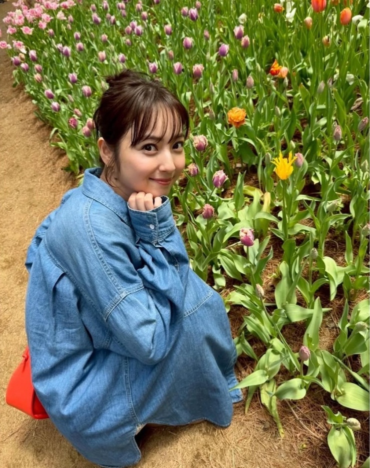 Nozomi Sasaki chia sẻ ảnh chuyến đi thị trấn Ibaraki thư giãn hồi tháng 6. Cô diện áo khoác denim, dạo chơi ngắm hoa tulip và Nemophilas. Trên trang cá nhân của cô, nhiều khán giả để lại bình luận dưới bức ảnh: "Xinh hơn hoa", "Bộ đồ màu xanh thật hợp với khung cảnh".