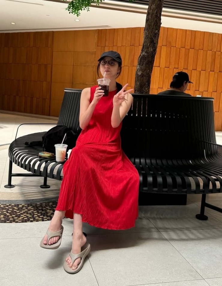 Nozomi dạo chơi trên đường phố với đầm midi và dép xỏ ngón.