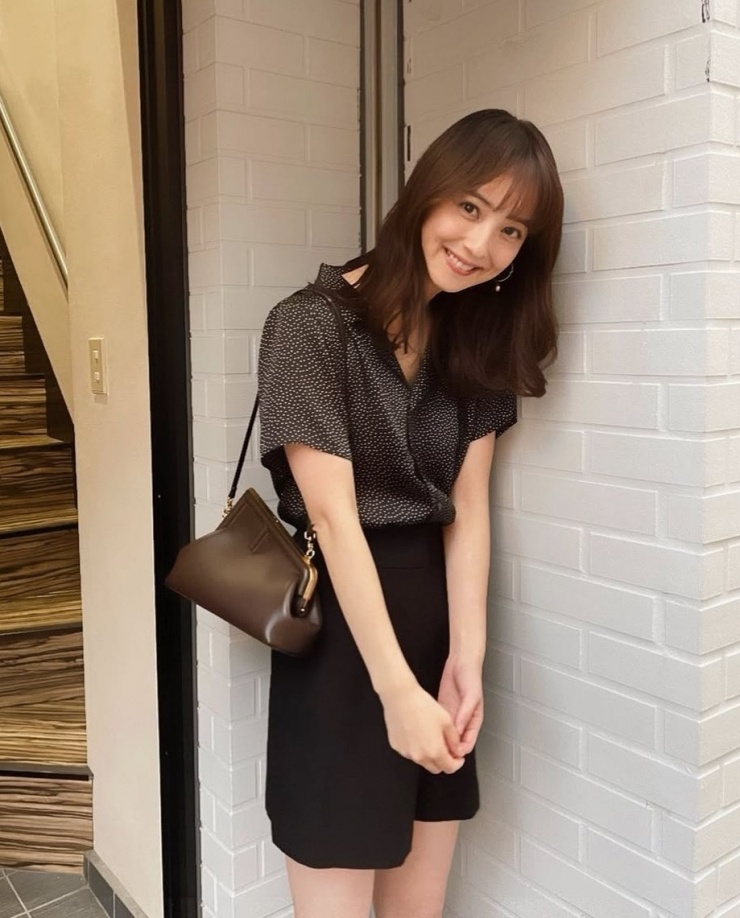 Trang phục đi làm của người đẹp với sơ mi cộc tay, quần shorts bermuda và túi Fendi.