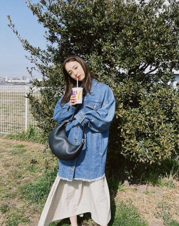 Mỹ nhân là fan của cách phối đồ normcore - đề cao sự tự do và xuề xòa, không theo quy tắc nào.