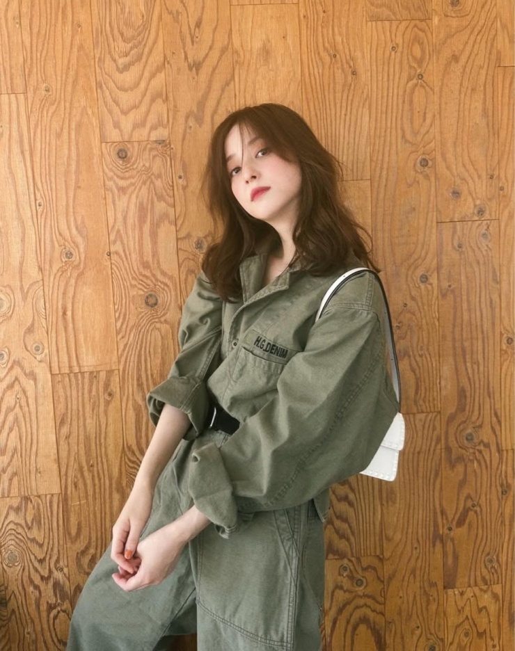 Người đẹp thể hiện vẻ phóng khoáng trong bộ jumpsuit bằng kaki màu xanh lục. Mỗi khi ra ngoài, Nozomi thường trang điểm nhẹ, tự nhiên, chủ yếu nhấn vào môi với son đỏ giúp gương mặt tươi tắn.