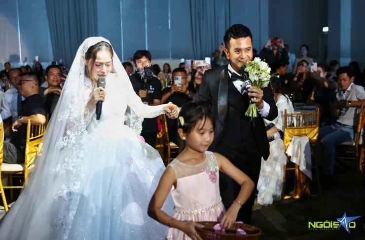 Mở đầu tiệc cưới, cô dâu và chú rể nắm tay nhau bước vào lễ đường, cùng hòa giọng trong bản hit 'Thiên đàng' của rapper Wowy.
