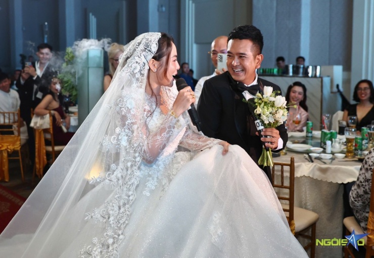 Hùng Thuận cười tươi, ngắm nhìn vợ trong ngày trọng đại. Suốt lễ cưới, anh nhiều lần dành cho cô dâu Tuệ Lâm cử chỉ thân mật, trao cho cô những nụ hôn quấn quýt.