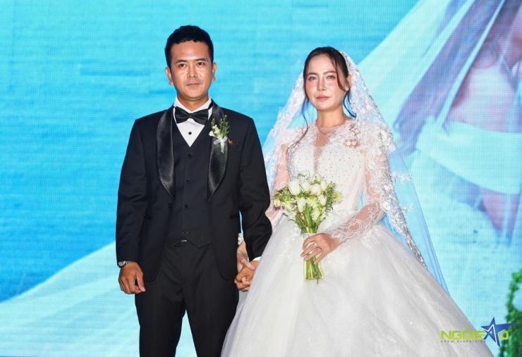 Hùng Thuận từng một lần đổ vỡ hôn nhân. Anh và cô dâu Tuệ Lâm hẹn hò cách đây hơn một năm, giữ chuyện tình cảm kín đáo. Cách đây hai tháng, diễn viên 'Đất phương Nam' hé lộ ảnh thử đồ cưới, báo tin vui với khán giả. Vợ anh thuộc thế hệ 8X, làm kinh doanh, thường chia sẻ hình ảnh trong những chuyến đi của hai người.