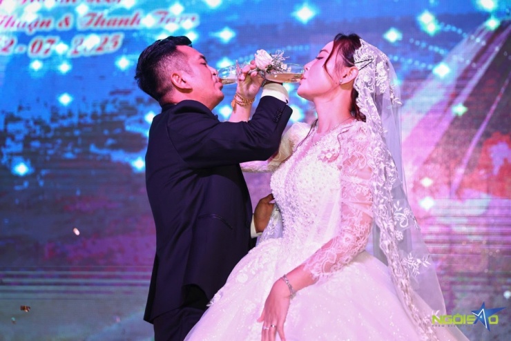 Hùng Thuận cảm thấy run, hồi hộp trong ngày vui của mình. Anh tâm sự: 'Tôi chưa từng run như thế này trên bất cứ sân khấu nào trước đây. Bên dưới đều là những gương mặt thân quen nhưng tôi vẫn run quá'.