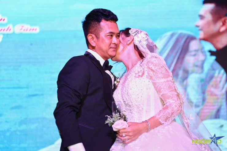 Cô dâu Tuệ Lâm trao nụ hôn với Hùng Thuận. Diễn viên nói lời cảm ơn vợ, bố mẹ hai bên. Anh cũng cảm ơn bạn bè, đồng nghiệp, đối tác đến chung vui với vợ chồng anh. Anh chia sẻ: 'Sự hiện diện của mọi người có ý nghĩa rất lớn. Hôm nay không chỉ là một ngày đặc biệt, là còn dấu mốc để tôi bước sang trang mới của đời mình'.