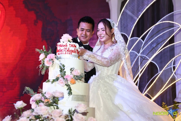 Cô dâu và chú rể cùng cắt bánh cưới.