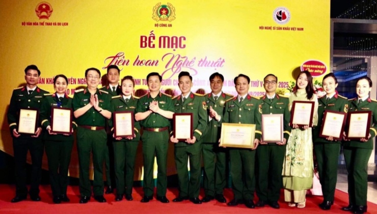 Các nghệ sĩ của Nhà hát chèo Quân đội.&nbsp;