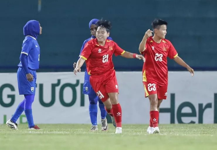 Các cô gái đang có đà hưng phấn sau khi giành vé chơi vòng chung kết châu Á. Ảnh: CCT.