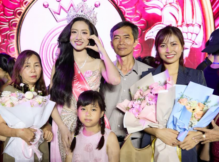 Hà Như Quỳnh (bìa phải) - chị gái Hà Trúc Linh là Người đẹp Nguyên tiêu của Phú Yên cũ.