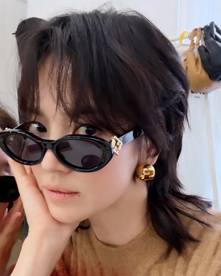 Nữ diễn viên Song Hye Kyo "xuống tóc" gây sốt với hình ảnh đầy lạ lẫm - 2