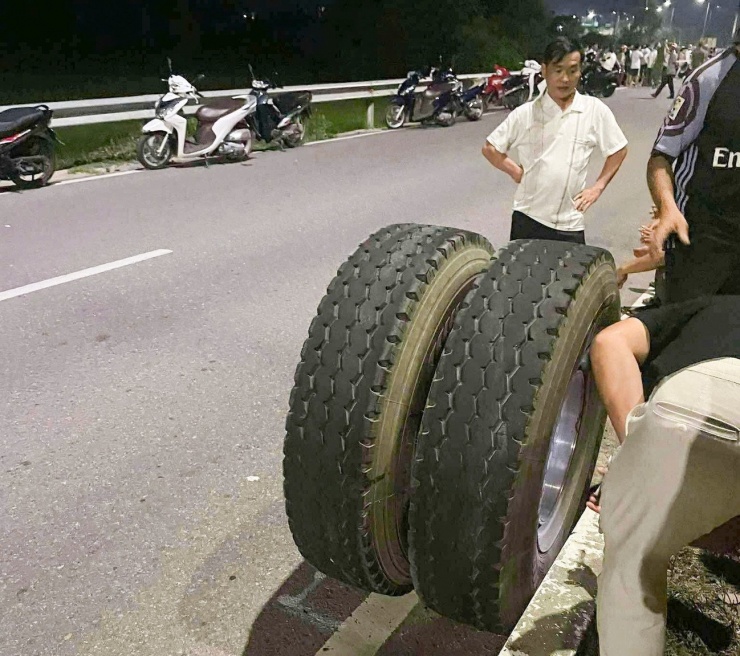 2 bánh xe của ô tô.