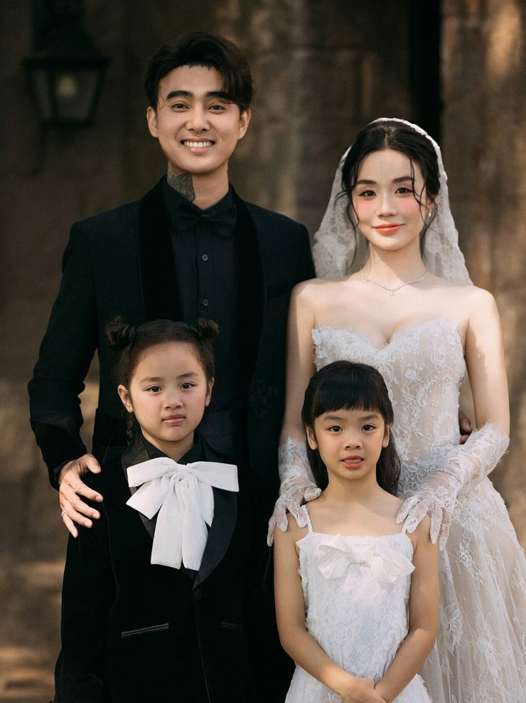 Bộ ảnh còn có sự góp mặt của hai con riêng Cindy Lư: bé Gà, bảy tuổi và Cún, sáu tuổi.