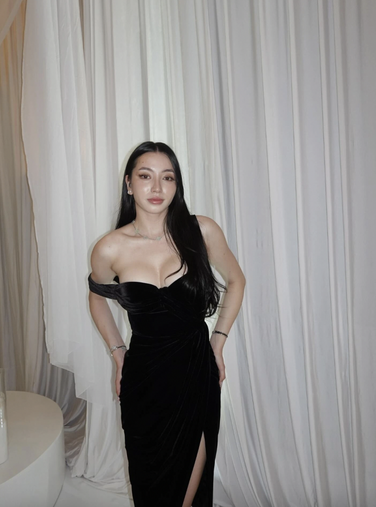 Quỳnh Tiên nhận được nhiều lời khen mỗi lần xuất hiện trên mạng xã hội với phong cách thời trang trẻ trung, hiện đại, toát lên vẻ đẹp gợi cảm.