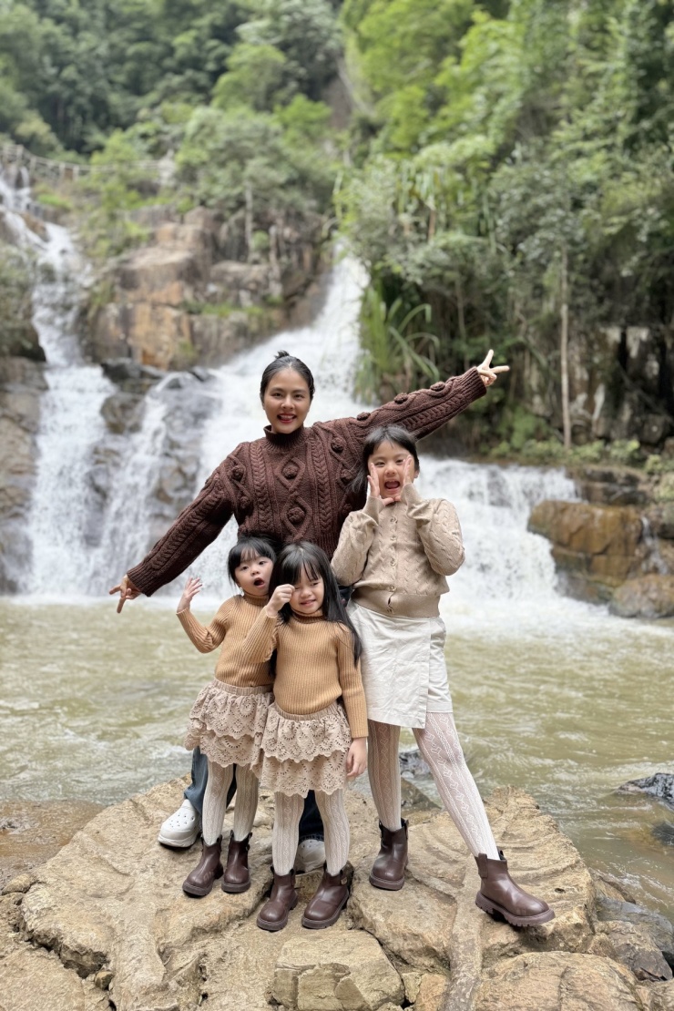 Gia đình Vân Trang &#39;trốn nóng&#39; ở Đà Lạt - 2