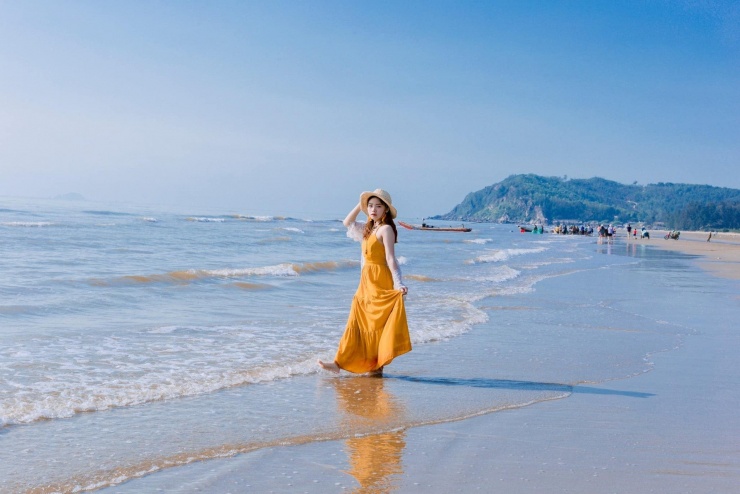 Vẻ đẹp thanh bình của biển Hải Hòa. Ảnh: Nguyễn Hữu Sinh