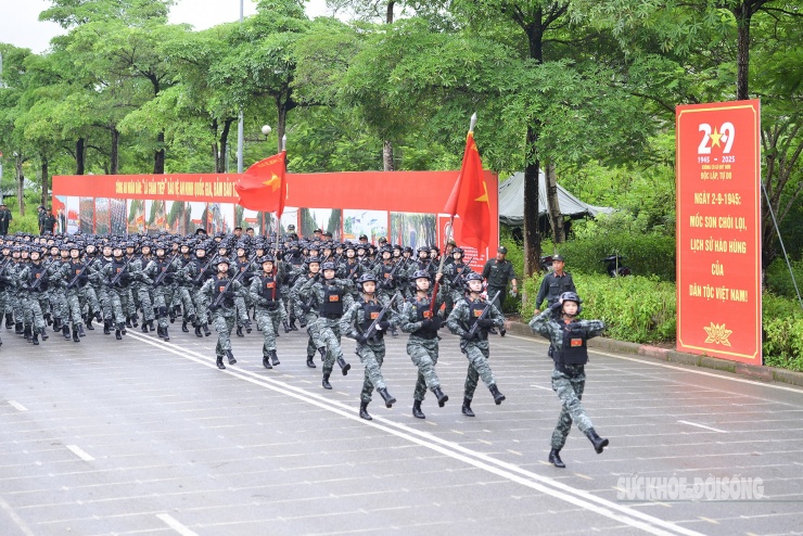 Khối nữ CSĐN luyện tập trên thao trường tại Đại học Quốc gia Hà Nội (xã Hoà Lạc, TP Hà Nội).