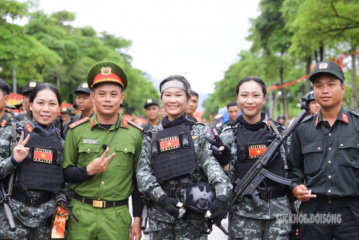 Những khoảnh khắc thư giãn rộn ràng, đầy tiếng cười và tình đồng đội sau mỗi buổi tập.