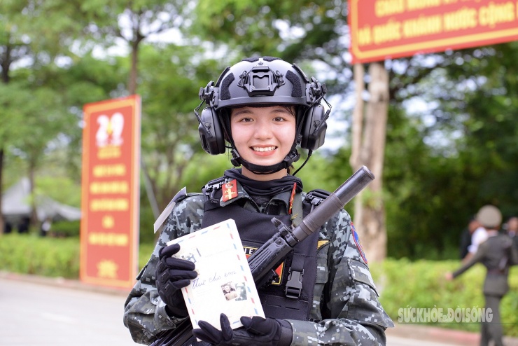 Nguyễn Bảo Chinh (học viên năm 3 Trường Đại học Cảnh sát Nhân dân), người từng góp mặt trong đội hình của khối nữ CSĐN trong dịp diễu binh, diễu hành kỷ niệm 50 năm Giải phóng miền Nam, thống nhất đất nước, tâm sự: "Mỗi bước chân đều xứng đáng. Tôi thấy vui và tự hào khi được góp phần trong sự kiện trọng đại của đất nước".