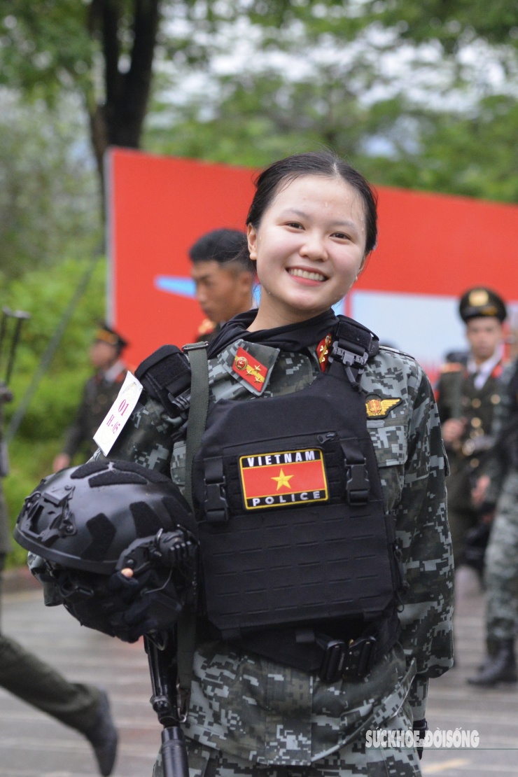 Cũng như Bảo Chinh, Nguyễn Thảo Huyền đến từ Kỳ Anh, Hà Tĩnh (Đại học Cảnh sát nhân dân) lần thứ 2 vinh dự được góp mặt trong khối CSCĐ chia sẻ: "Tập luyện vất vả, nhưng nhìn thấy đồng đội đầy quyết tâm là tôi lại vui. Được khoác lên mình bộ quân phục trong dịp đặc biệt này là niềm tự hào lớn của tuổi trẻ".