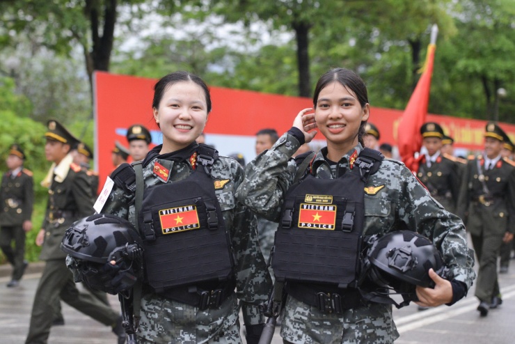 "Em nhớ nhất là những lúc nghỉ giải lao, cả đội ngồi trò chuyện, cười đùa và chỉnh mũ cho nhau. Những khoảnh khắc giản dị ấy khiến em thêm yêu quý đồng đội. Đây là trải nghiệm đáng nhớ trong hành trình trưởng thành của em", Thảo Huyền chia sẻ.