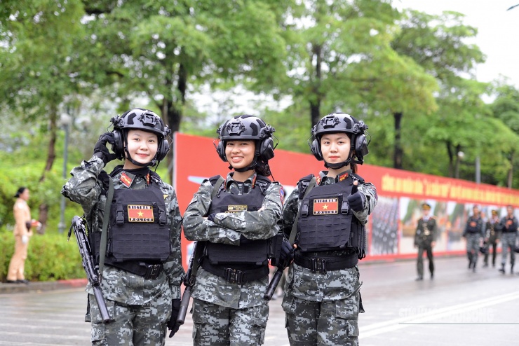 Sau những giờ rèn luyện, họ luôn sát cánh bên nhau, là đồng đội, là chị em thân thiết.