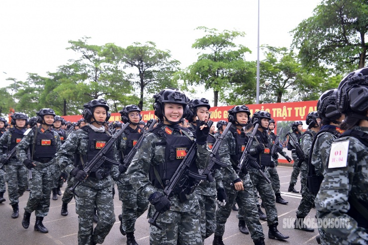 Trong bộ quân phục chỉnh tề, những nữ chiến sĩ không giấu được sự hào hứng khi cùng nhau nghỉ ngơi, trò chuyện, chia sẻ về buổi tập vừa kết thúc. Dù mồ hôi vẫn còn đọng trên trán, khuôn mặt ai nấy đều ánh lên niềm tự hào. Họ vừa trải qua hàng giờ luyện đội hình với cường độ cao, nhưng tinh thần vẫn đầy năng lượng và lạc quan.