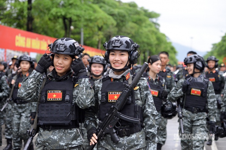 Giữa giờ nghỉ ngắn ngủi, các chiến sĩ tranh thủ nghỉ ngơi, chỉnh lại trang phục nhưng vẫn giữ nét nghiêm trang, kỷ luật.