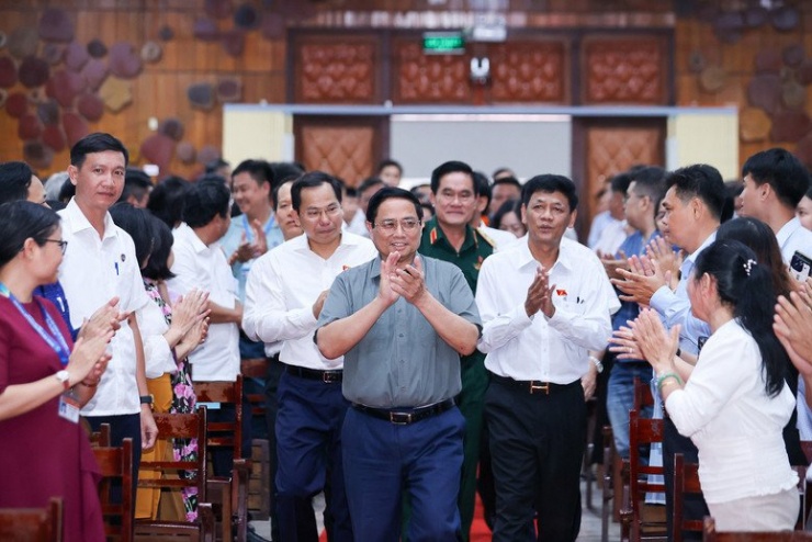 Thủ tướng Phạm Minh Chính cùng Đoàn đại biểu Quốc hội Cần Thơ tiếp xúc cử tri tại Trường Đại học Cần Thơ. Ảnh: VGP