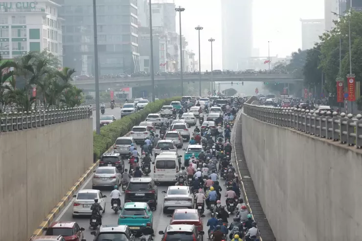 Việc sử dụng phương tiện cá nhân chạy xăng, dầu quá niên hạn được xác định là một trong những nguyên nhân gây ô nhiễm không khí tại Hà Nội. Ảnh: Phi Hùng