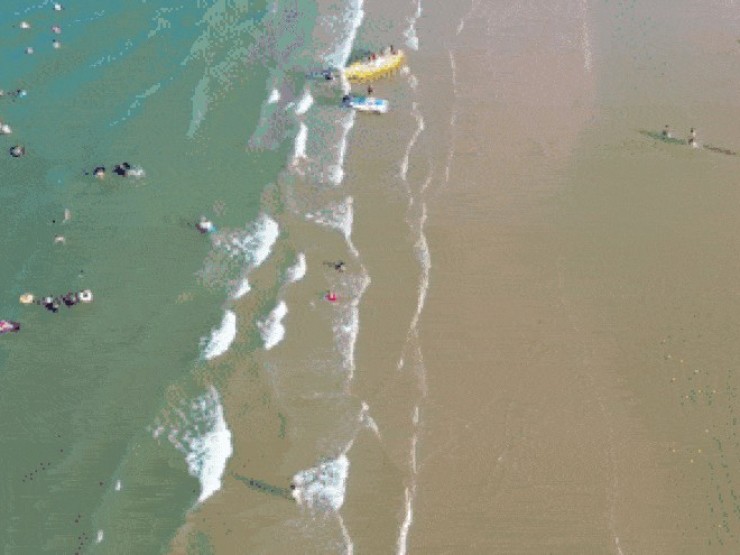 Bãi biển trong xanh, cát trắng trải dài, đẹp bình yên cách Hà Nội 3,5 giờ lái xe