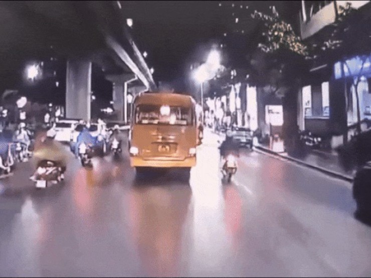 Hà Nội: Cô gái trẻ tử vong thương tâm sau va chạm với xe khách trên đường Trần Phú