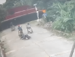 Chàng trai cứu sống cháu bé trước mũi tàu hỏa