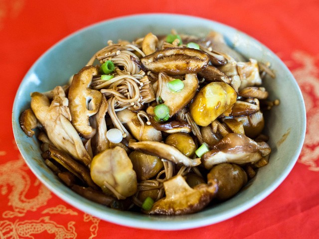 Mã thầy xào nấm.