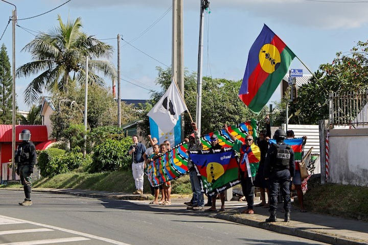 Người bản địa New Caledonia xuống đường cùng cờ New Caledonia hồi tháng 5/2024. Ảnh: Reuters