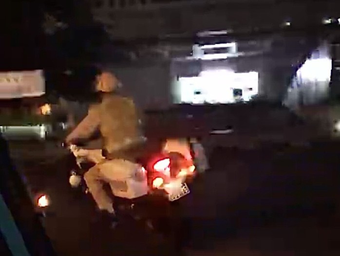 CSGT thuộc Đội 6 mở đường đưa taxi nhanh chóng đến bệnh viện.