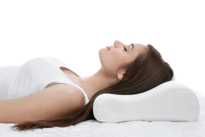 Nằm ngửa là tư thế ngủ tốt nhất cho da, ngăn ngừa hình thành nếp nhăn.