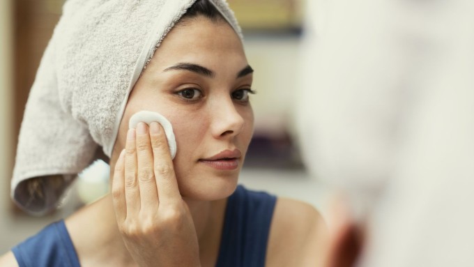 Luôn tẩy trang và dưỡng ẩm da kỹ trước khi đi ngủ, hạn chế hình thành nếp nhăn.