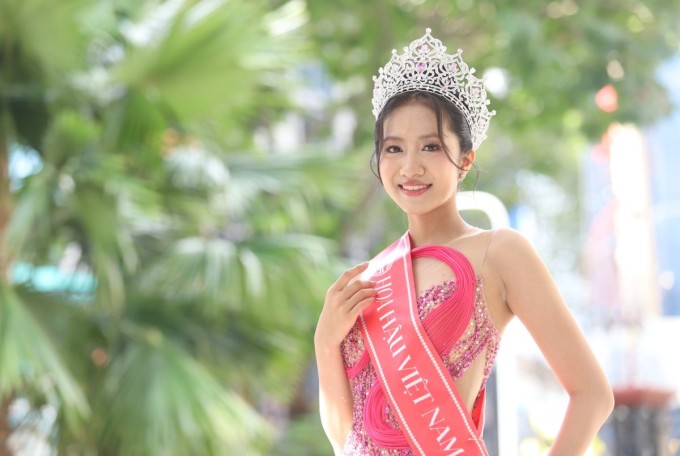 Hoa hậu Hà Trúc Linh diện đầm hồng tham gia buổi giao lưu truyền thông sau đăng quang. Ảnh: NVCC