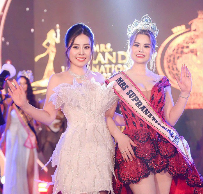 Người đẹp còn ghi điểm tại vòng thi tài năng với tiết mục múa trên nền nhạc chầu văn "Cô đôi Thượng ngàn"