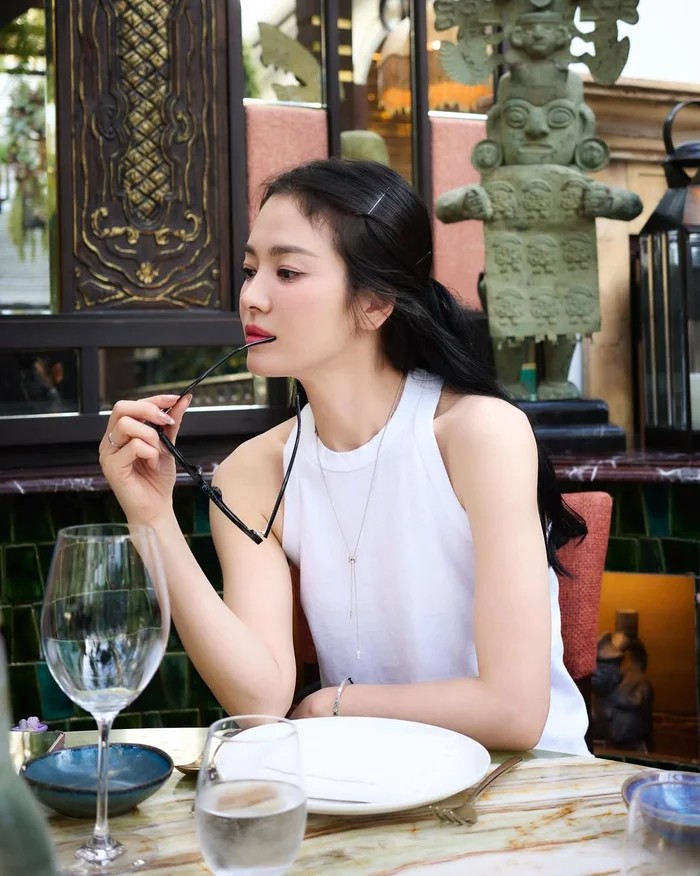 Chiếc nhẫn ở ngón áp út của Song Hye Kyo khiến công chúng vô cùng tò mò. Ảnh: IGNV.