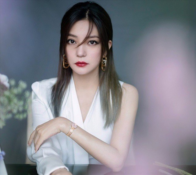 Anh trai khẳng định Triệu Vy bị bôi nhọ nhiều năm, bị tấn công khi đang tổn thương nhất.