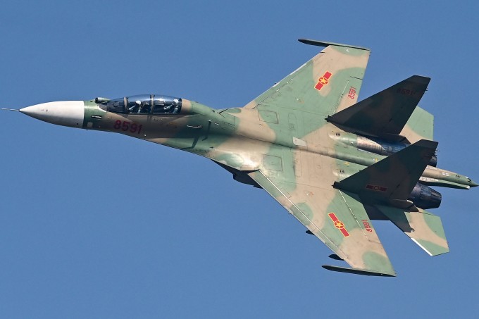 Su-30MK2 đang luyện tập trên bầu trời Hà Nội. Ảnh: Giang Huy