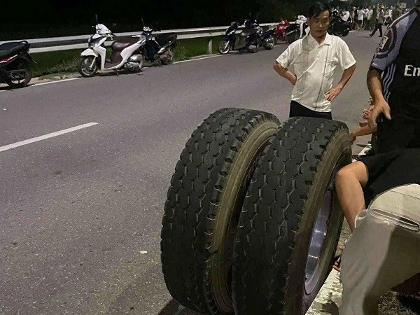 2 bánh xe ô tô liên quan đến vụ tai nạn rơi ra khỏi xe (ảnh người dân cung cấp).