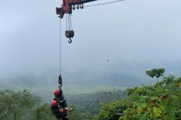 Hàng chục cảnh sát giải cứu hai người đi xe máy lao xuống vực ở Ba Vì