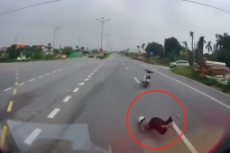 Clip: Người phụ nữ thoát chết trong gang tấc khi bị xe tải đâm từ phía sau