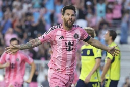 Rực rỡ Messi ghi siêu phẩm sút phạt, áp sát  " Vua bóng đá "  Pele
